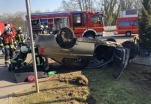 PKW überschlägt sich