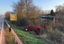 PKW überschlägt sich wegen Reh auf Fahrbahn