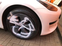 Fahrzeuge im WEP mit Sprühfarbe beschädigt