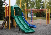 KINDER GESTALTEN DEN SPIELPLATZ IM ALZEYER OSTEN