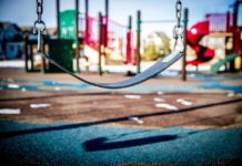 Kinder gestalten Spielplatz