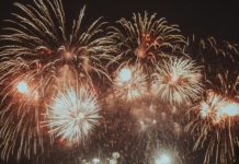 Fröhlicher Jahresbeginn mit Raketen und flammenden Sternen