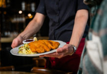 Keine überdrehten Preise auf den Speisekarten im Kreis Alzey-Worms: „Schnitzel-Rabatt“ soll bleiben