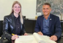 Dreifache Weltmeisterin trägt sich ins Goldene Buch der Stadt Alzey ein