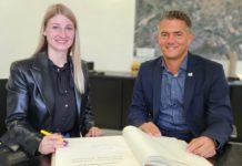 Dreifache Weltmeisterin verewigt sich im goldenen Buch der Stadt Alzey