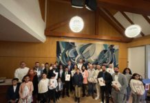 Landrat Heiko Sippel überreicht 57 Einbürgerungsurkunden