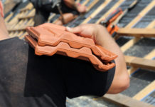 Bei Hitzefrei für die „höchsten Jobs im Kreis Alzey-Worms“: Sonne brennt kein Loch in Dachdecker-Lohntüten