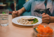 Für 88 Kitas und 46 Schulen im Kreis Alzey-Worms kostenloses Mittagessen gefordert