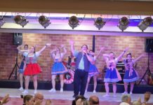 Auf der Bühne für krebskranke Kinder