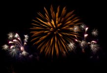 Silvester-Highlight: Feuerwerk auf dem Hügel zwischen Mauchenheim-Offenheim Feuerwerk