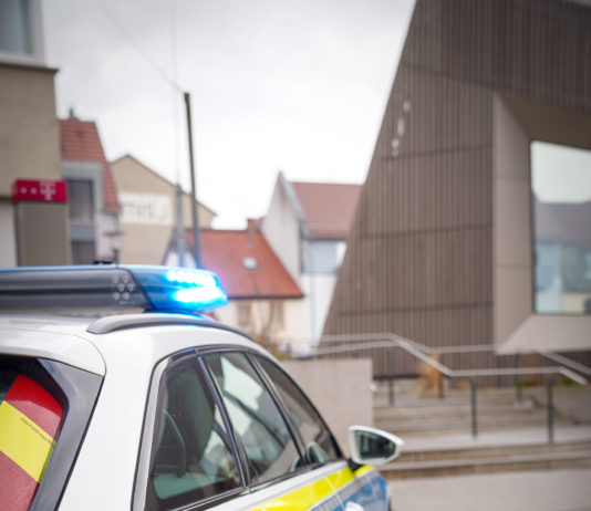 Massenschlägerei mit Schaufeln: Polizei rückt in die Antoniterstraße aus