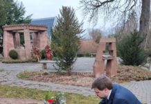 Still erinnert – Blumen für vergessene Opfer auf dem Alzeyer Hauptfriedhof