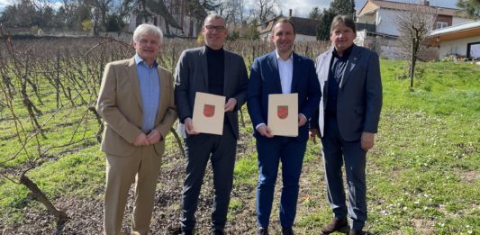 Bewilligungsbescheide für Bau neuer Kindertagesstätten überreicht.