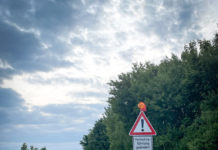 Warnschild weist auf neuen Kreisel zwischen Schafhausen und Alzey hin