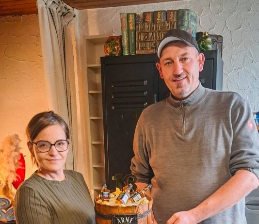 Albert Keller ersteigert exklusive „Mottebackt“-Torte für einen guten Zweck