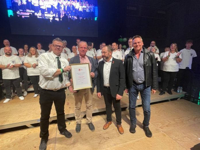 csm_Ehrenamt_des_Monats_Oktober_Guggnhelp_UEbergabe_Urkunde_6e4b9dc04a