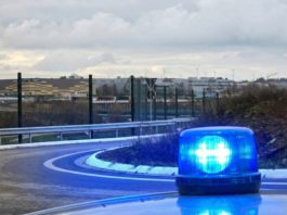 Frau fährt ungebremst in den Kreisverkehr