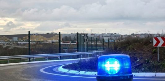 Frau fährt ungebremst in den Kreisverkehr