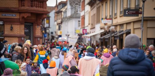 Alzeyer Fastnachtzirkus 2026: „Feiert lokal – Alzey steht Kopf“