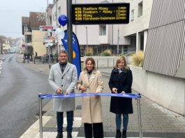 Neuer Echtzeit-Anzeiger am Museum: Alzey setzt wichtigen Schritt in Richtung digitaler Mobilität
