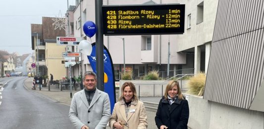 Neuer Echtzeit-Anzeiger am Museum: Alzey setzt wichtigen Schritt in Richtung digitaler Mobilität