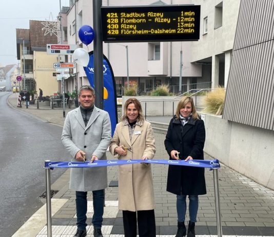 Neuer Echtzeit-Anzeiger am Museum: Alzey setzt wichtigen Schritt in Richtung digitaler Mobilität