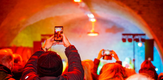 Volle Kneipen und belebte Straßen bei der 20. Alzeyer Nacht