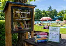 Neuer Bücherschrank lädt im Freibad zum Tauschen und Schmökern ein