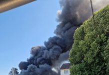 Großbrand in Industriebetrieb in Sprendlingen: Wohnhäuser geräumt und Bahnstrecke gesperrt
