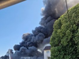 Großbrand in Industriebetrieb in Sprendlingen: Wohnhäuser geräumt und Bahnstrecke gesperrt
