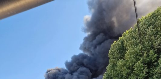 Großbrand in Industriebetrieb in Sprendlingen: Wohnhäuser geräumt und Bahnstrecke gesperrt