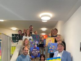 Kinderkunst bringt Farbe ins Gesundheitsamt