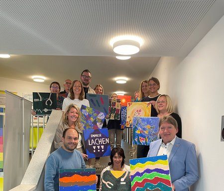 Kinderkunst bringt Farbe ins Gesundheitsamt
