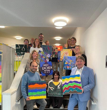 Kinderkunst bringt Farbe ins Gesundheitsamt