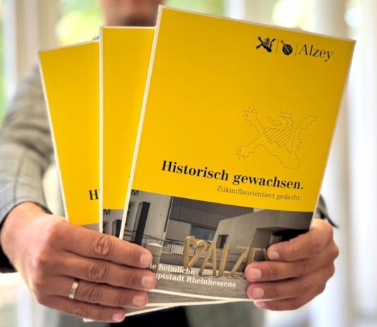 Alzey auf 60 Seiten: Neue Stadtbroschüre und Imagefilm vorgestellt