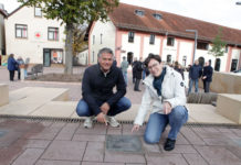 „Platz der Literatur“ in Alzey eingeweiht – 14 Bronzetafeln erinnern an Literaturpreisträger