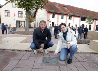 „Platz der Literatur“ in Alzey eingeweiht – 14 Bronzetafeln erinnern an Literaturpreisträger