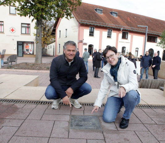 „Platz der Literatur“ in Alzey eingeweiht – 14 Bronzetafeln erinnern an Literaturpreisträger