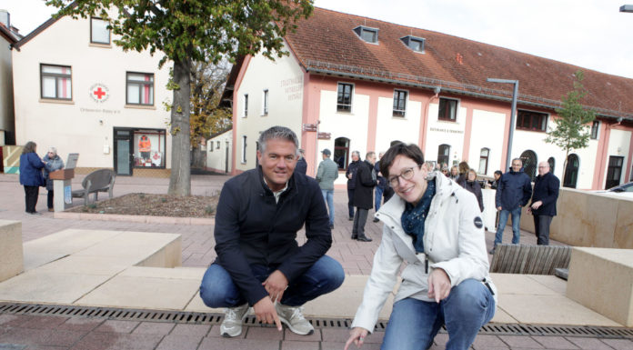 „Platz der Literatur“ in Alzey eingeweiht – 14 Bronzetafeln erinnern an Literaturpreisträger